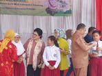 Siswa-SD-di-Tabalong-mendapat-bantuan-kacamata-adaro.jpg