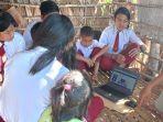 Siswa-SDK-Ambatunin-semangat-belajar-laptop.jpg