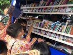 Siswa-SDN-1-Komet-Banjarbaru-antusias-membaca-buku.jpg