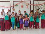 Siswa-SDN-2-Jaing-Hilir-Desa-Kasiau-Raya-menerima-hadiah-dan-bantuan-dari-Pemdes-Kasiau-Raya.jpg
