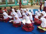 Siswa-SDN-3-Bangkal-tampak-antusias-membaca-buku-cerita.jpg
