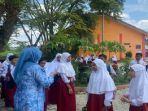 Siswa-SDN-Kayu-Bawang-1-saat-berkunjung-ke-Perpustakaan-Palnam1.jpg