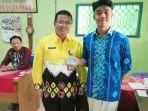 Siswa-SMA-1-Martapura-kelas-XII-Hilman-Firdaus-bersama-kepsek-Eko-Sanyoto-tunjukkan-ktp.jpg