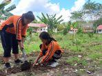 Siswa-SMAN-1-Halong-menanam-sayur-di-lahan-kosong-SMAN-1-Halong.jpg
