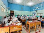 Siswa-dan-Siswi-SMPN-1-Banjarbaru-saat-tengah-mengikuti-pembelajaran.jpg