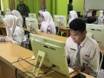 Siswa-kelas-12-SMAN-1-Banjarmasin-terlihat-serius-menjawab-soal-soal-pada-simulasi-Tka.jpg