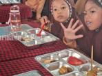 Siswa-salah-satu-sekolah-di-Banjarbaru-santap-MBG.jpg