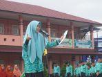 Siswi-SMPIT-Ihsanul-Amal-Annida-Azkia-saat-baca-puisi-di-depan-teman-temannya.jpg
