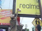 Sosialisasi-dan-pemasangan-stiker-pada-papan-reklame-yang-dilaksanakan-Bapenda-Tapin.jpg