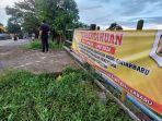 Spanduk-pengumuman-terpasang-di-lokasi-proyek-pembangunan-jembatan.jpg