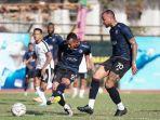 Striker-Arema-FC-Gustavo-Almeida-saat-duel-dengan-pemain-Rans-Nusantara-FC.jpg
