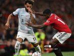 Striker-Liverpool-Mesir-Mohamed-Salah-kiri-bersaing-dengan-bek-Manchester-United.jpg