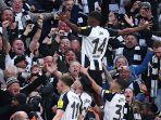 Striker-Newcastle-United-Alexander-Isak-merayakan-golnya-bersama-rekan-di-hadapan-fans.jpg