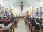Suasana-Ibadat-Jumat-Agung-di-Katedral-Keluarga-Kudus-di-Kota-Banjarmasin-Jumat-070402023.jpg