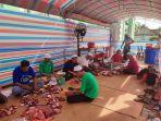 Suasana-Petugas-mengiris-dan-menimbang-daging-sapi-di-Masjid-Darul-Muminin-1.jpg
