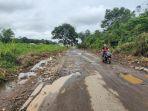 Suasana-Rusaknya-Jalan-di-Simpang-Empat-Pengaron.jpg