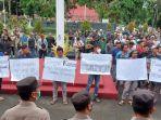 Suasana-aksi-demonstrasi-warga-Desa-Tebingsiring-ke-kantor-Bupati-Tala-Selasa-25_10-pagi.jpg