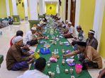 Suasana-buka-puasa-bersama-di-serambi-Masjid-Nurul-Anwa11.jpg