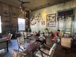 Suasana-di-bagian-depan-bernuansa-klasik-Kampoeng-Arab-Coffee-House.jpg