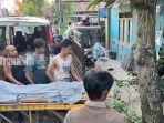 Suasana-di-rumah-duka-Warga-sekitar-sedang-membantu-mengangkat.jpg