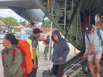 Suasana-evakuasi-pengungsi-dari-Yahukimo-ke-Jayapura-menggunakan-pesawat-hercules-milik-TNI-AU.jpg
