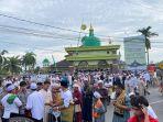 Suasana-jemaah-yang-usai-melaksanakan-salat-Ied-di-Masjid-Jami-Banjarmasin.jpg