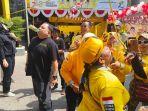 Suasana-kemeriahan-lomba-mengisap-dot-berisi-air-sirupKetua-AMPG-Roy-Satria-pun-ikut-lomba.jpg