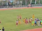 Suasana-kericuhan-laga-bola-antara-tim-Tala-dan-Tabalong-di-Stadion-Pertasi-Kencana.jpg