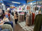 Suasana-kios-pedagang-pakaian-di-Pasar-Sentra-Antasari-Banjarmasin-Selasa-7102025.jpg