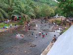 Suasana-kunjungan-wisatawan-di-OW-Pemandian-Mekar-Banyu-Batuah-di-Desa-Sungaibakar.jpg