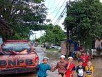 Suasana-luapan-air-subgai-ke-jalan-di-Desa-Pekauman-ss.jpg