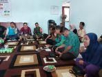Suasana-mediasi-yang-diinisiasi-Pemdes-Gunungmakmu-mempertemukan-orangtua-empat-pelajar.jpg