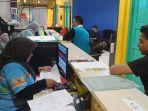 Suasana-pelayanan-di-Kantor-Disdukcapil-Kabupaten-HSU.jpg
