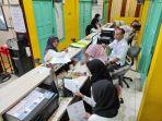 Suasana-pelayanan-pada-Kantor-Disdukcapil-HSU.jpg