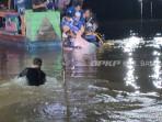 Suasana-penemuan-jasad-korban-yang-tenggelam-di-Sungai-Martapura1.jpg