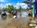 Suasana-pengendara-melintas-di-titik-jalan-banjir-tipis-di-Jalan-Martapura-Lama.jpg