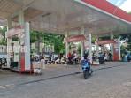 Suasana-pengisian-Pertalite-dan-Pertamax-di-SPBU-di-Jalan-Trikora-Banjarbaru-Jumat-7112025.jpg