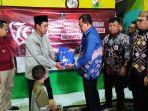 Suasana-penyerahan-paket-sembako-di-panti-asuhan-sdss.jpg