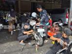 Suasana-perbaikan-sepeda-motor-di-bengkel-Jalan-Pramuka-Banjarmasin2.jpg