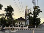 Suasana-tampak-depan-Gereja-Ketedral-Keluarga-Kudus-Banjarmasin.jpg