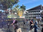 Suasana-unjuk-rasa-masyarakat-dengan-polisi.jpg