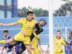 Sundulan-Fabiano-saat-lawan-Persiku.jpg