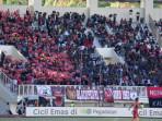 Suporter-Persipura-penuhi-Std-Lukas-Enembe.jpg