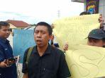 Suroto-Baju-Hitam-rekan-sekantor-Juwita-saat-diwawancara-awak-media.jpg