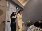 Syifa-Hadju-temani-Maia-Estianty-fitting-baju-lamaran.jpg