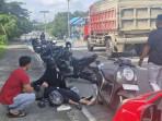 TABRAK-MOBIL-PARKIR-Pengendara-yang-menabrak-mobil1.jpg