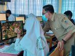 TIM-IT-SMAN-1-Pelaihari-membantu-pendaftar-meletakkan-titik-koordinat-domisili.jpg