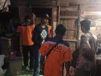 TRC-BPBD-Kabupaten-Balangan-melakukan-pencarian-ular-di-rumah-Sabriansyah.jpg