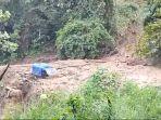 Tampak-sebuah-mobil-pikap-tertimbun-tanah-longsor-di-Jalan-Batulicin-Kandangan.jpg