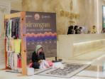 Tamu-hotel-Grand-Qin-Banjarbaru-melihat-proses-pembuatan-kain-sasirangan.jpg